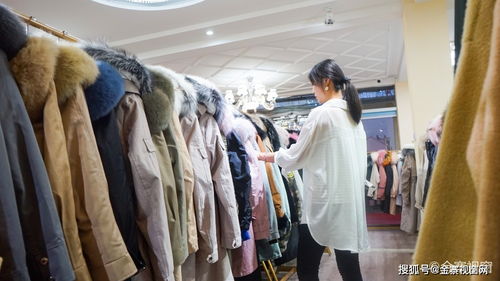 豪横！金寨新开服装工厂店，3000件衣服免费送，藏不住的火爆场面